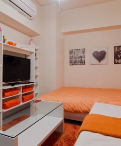 Small, Cozy, Central and... ORANGE!
