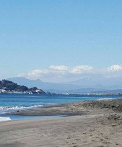 5 mins walk to beach and station