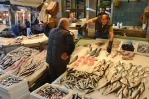 people_fish_market_m_n4ILW