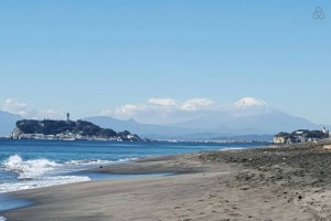 5 mins walk to beach and station